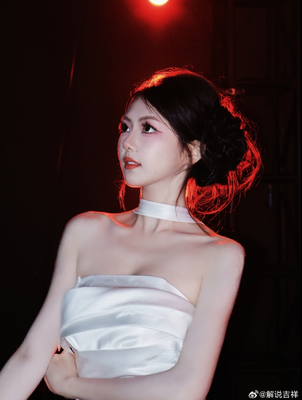 PEL美女主持吉祥晒照：一加杯的Cut📷 红黑白的配色绝对不会出错！
