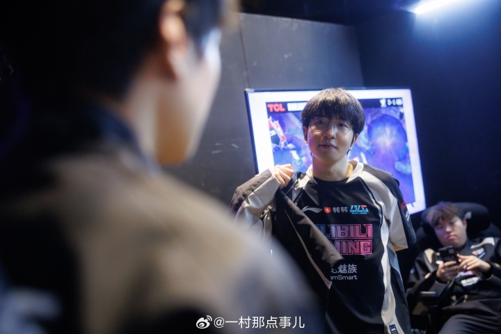 卖票双C！摄影师一村晒Elk和Shanks赛后聊天照：一起去加拿大吧