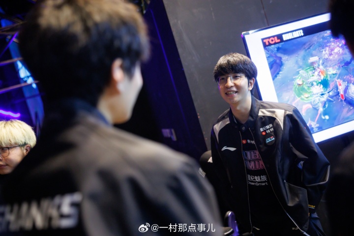 卖票双C！摄影师一村晒Elk和Shanks赛后聊天照：一起去加拿大吧