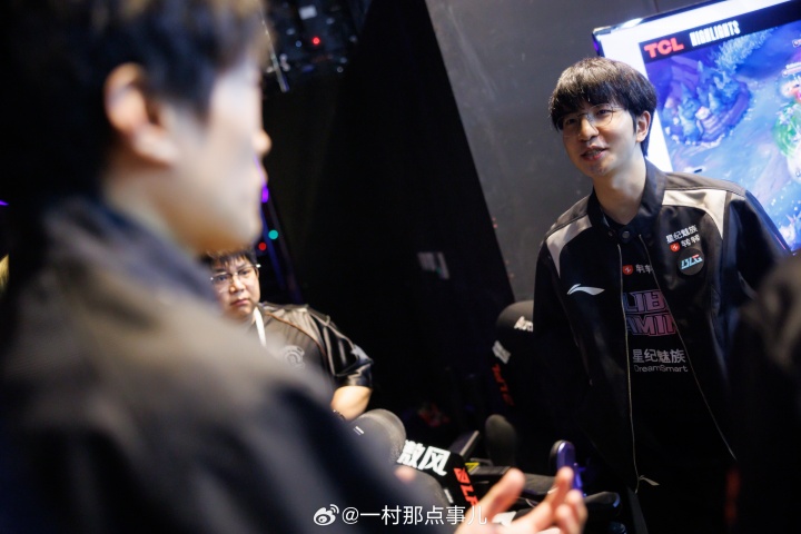 卖票双C！摄影师一村晒Elk和Shanks赛后聊天照：一起去加拿大吧
