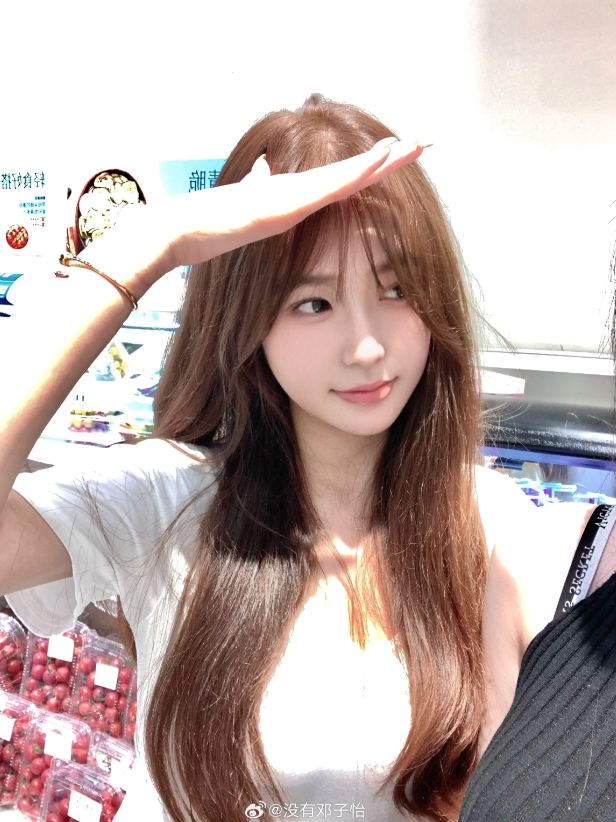 Meiko女友邓子怡晒照：她好可爱 得想办法和她约会💭
