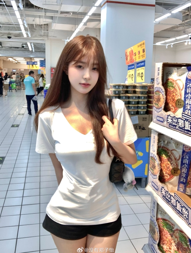 Meiko女友邓子怡晒照：她好可爱 得想办法和她约会💭