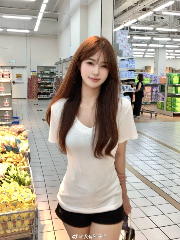 Meiko女友邓子怡晒照：她好可爱 得想办法和她约会💭
