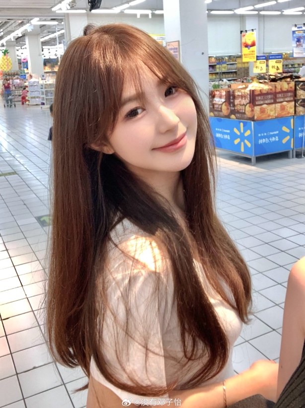 Meiko女友邓子怡晒照：她好可爱 得想办法和她约会💭