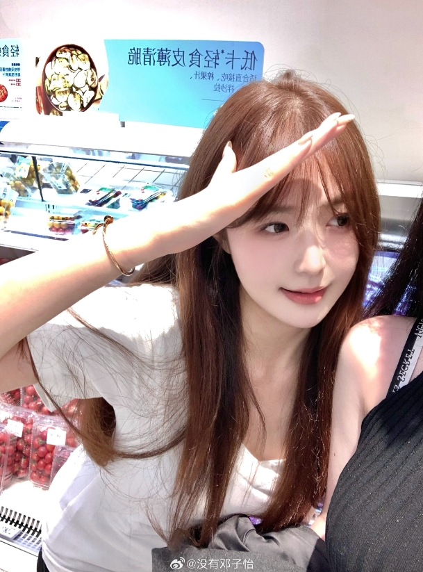 Meiko女友邓子怡晒照：她好可爱 得想办法和她约会💭