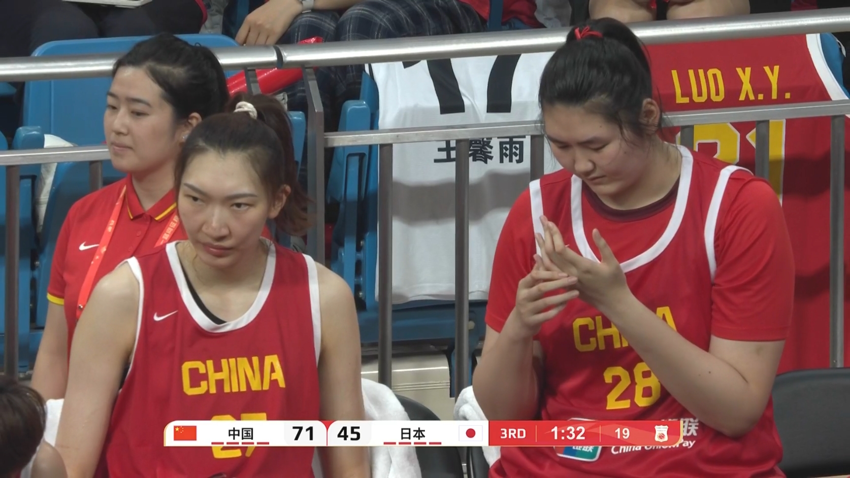 😜领先优势过大！第三节张子宇就没上 替补席无聊得抠指甲