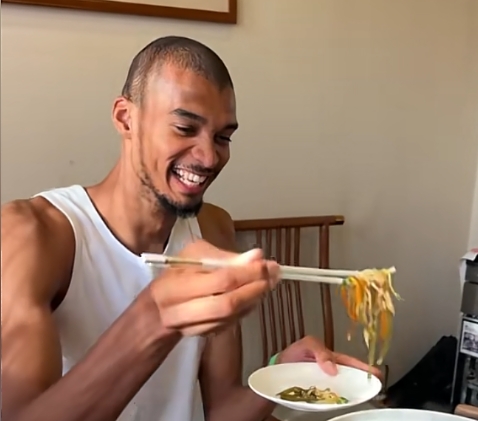 [好看推荐]文班品尝水席 喝茶启封满脸带笑刺记：他很享受在中