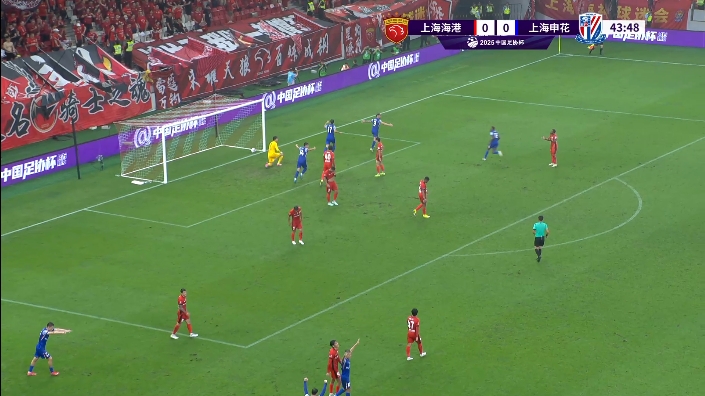 申花1-0领先海港！路易斯力压李帅头球破门，36岁吴曦精准助攻