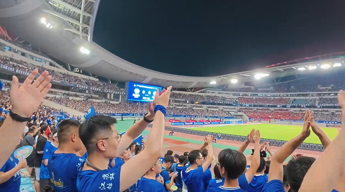 【体育报道】声援曾经的江苏队长吴曦！苏超南京球迷第22分钟齐