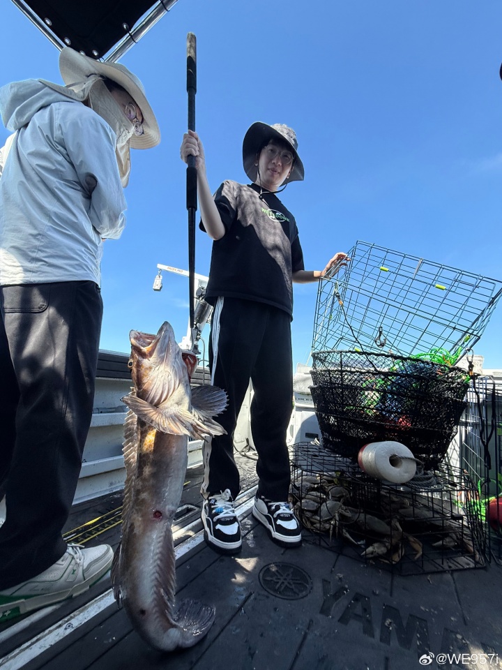 解说957分享海钓照片：“钓鱼人生初体验，钓到了18斤的大鱼”