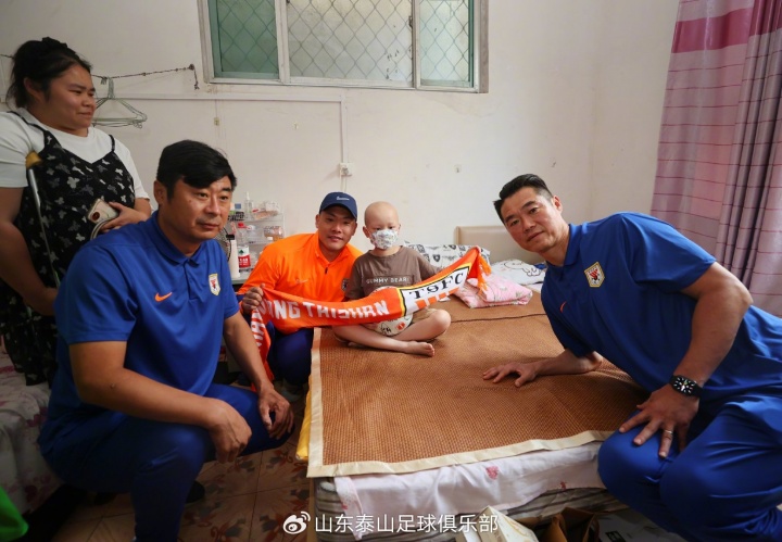 韩鹏已任山东泰山教练组组长，与宿茂臻、王大雷慰问患病小球迷