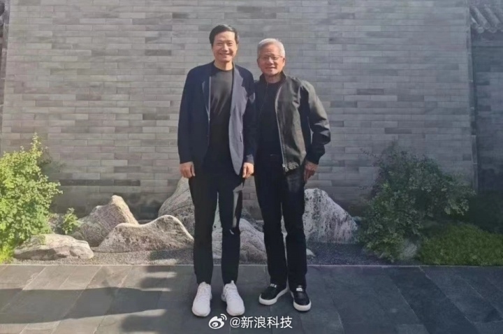 英伟达CEO黄仁勋回应大热天穿皮夹克：只有一套西装,没来得及干洗
