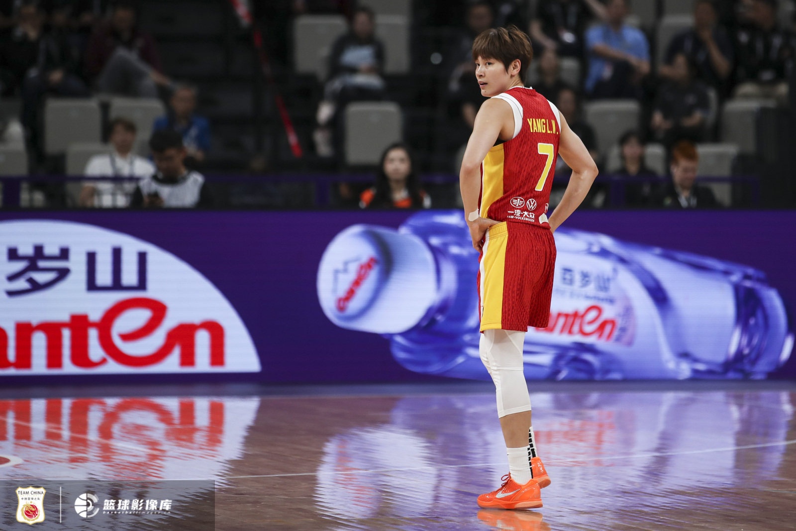 稳健控场！杨力维半场3中2拿到5分3助三分1中1