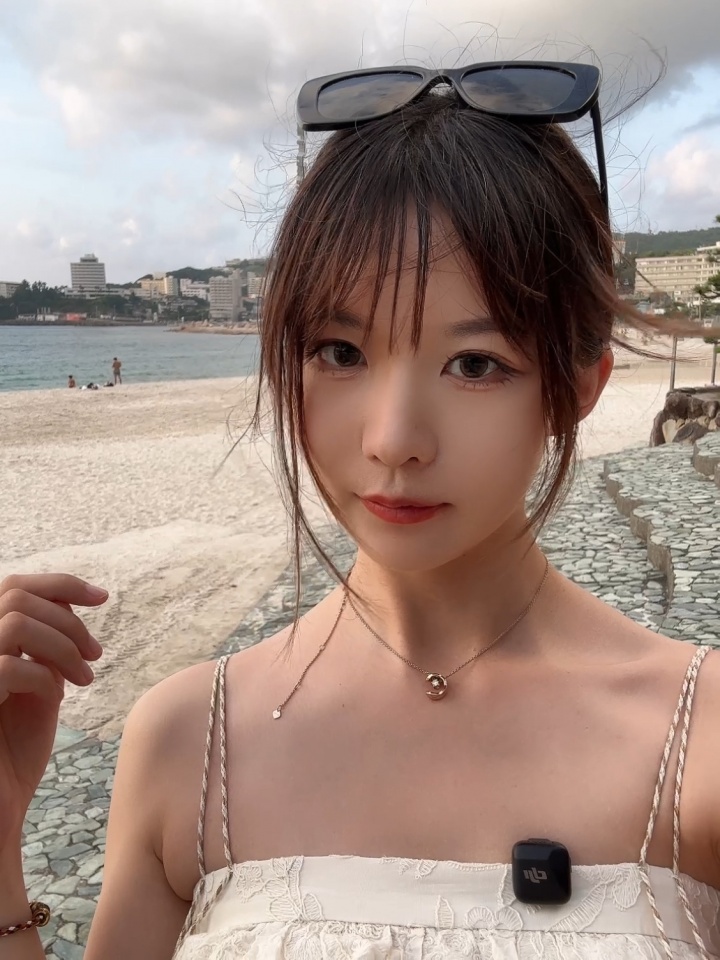 兮夜拍的真好！LPL女解说瞳夕晒出自拍：吹吹海风
