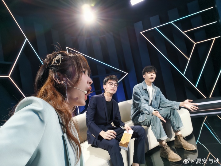 接下来登场的是EWC！LPL女主持夏安晒照：开始上班！