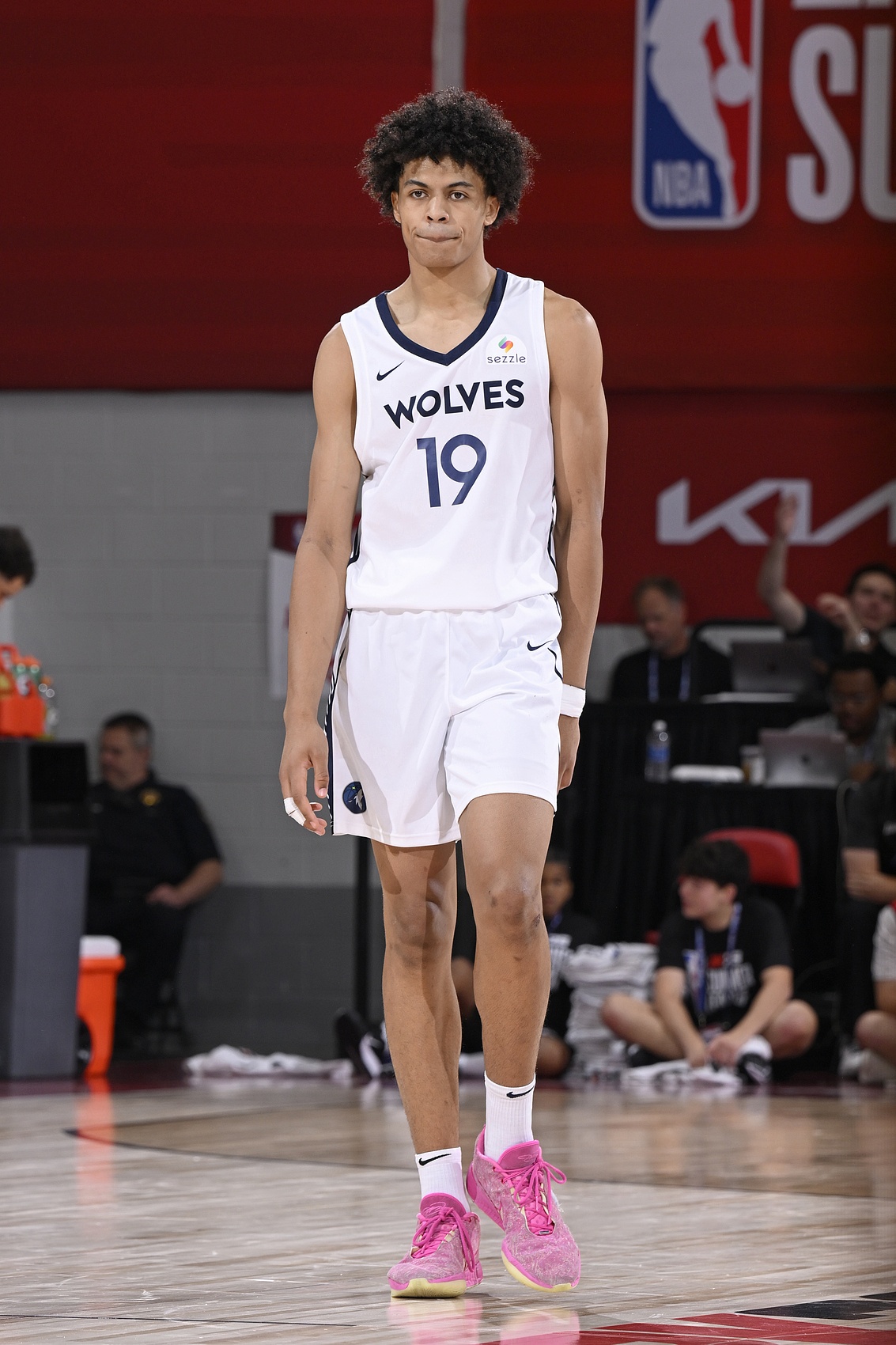 不太理想！17号秀贝兰热27分钟7投仅2中拿到6分5板出现7次犯规