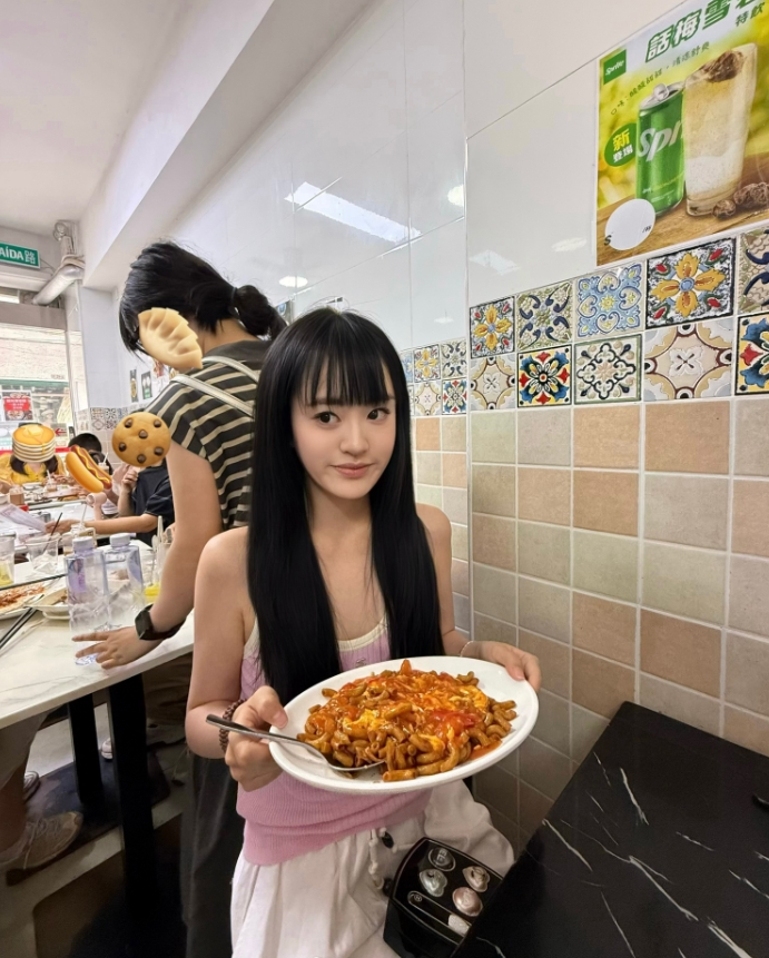 JackeyLove女友吴55晒出港澳旅游照：奢侈黑金鲍火锅，穿搭老钱