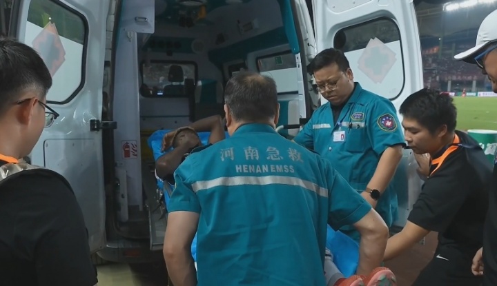 被暴力蹬踏！梅州外援恩戈姆被担架抬下，随后直接上了救护车