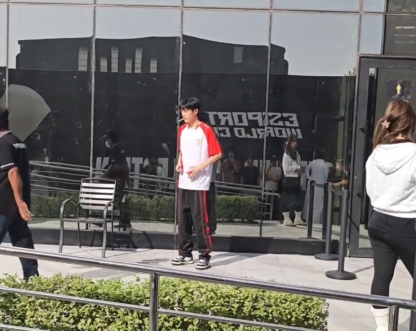 现场网友拍到Shanks第二局结束后抽烟：之后连追两把逼入决胜局