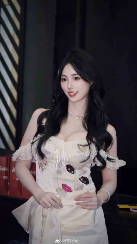 永劫無間美女主持婭鴿曬照：這大長腿，誰看了不迷糊！