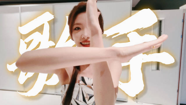 LPL女主持人希然更新《歌手》Vlog：和女歌手米奇·盖顿互动融洽