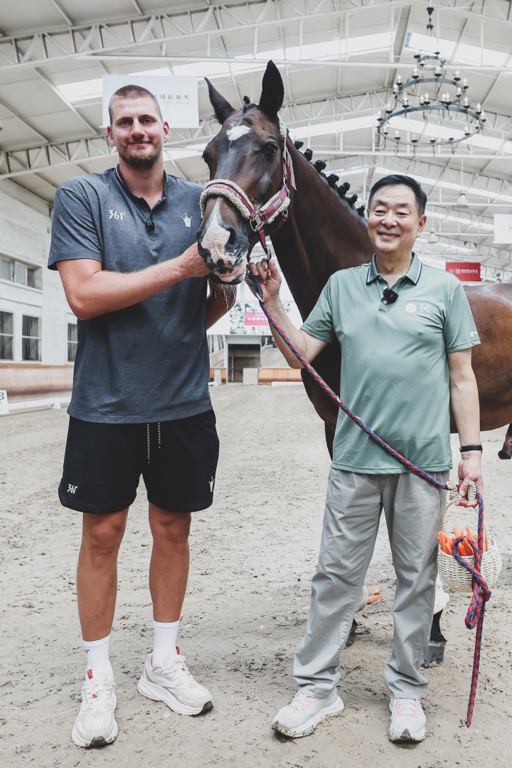 [約基奇]喜歡！約基奇打破次元壁與濮存昕共同擼馬&看馬眼神都