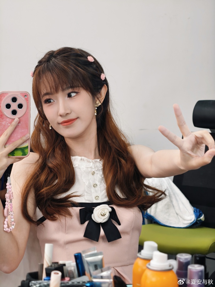 夏日甜美系满分！主持人夏安分享照片：今天是粉色憨憨