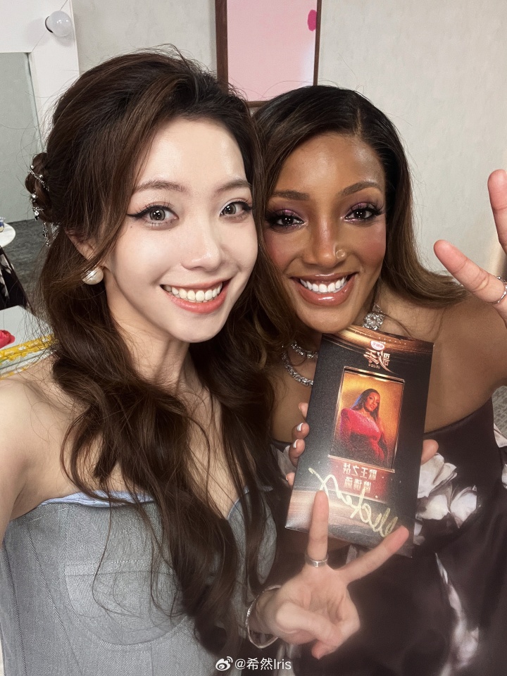 余霜晒与合作歌手米奇盖勒合影：总决赛见！米奇妈妈最棒