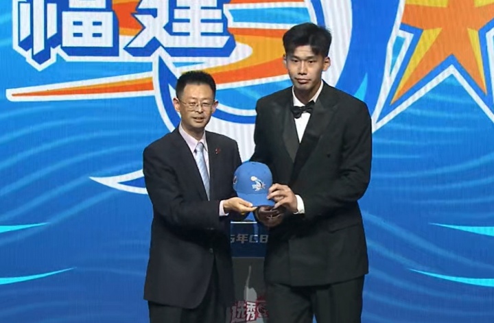 状元杨曦皓和福建最多签约3年到期后福建没独家签约权有匹配权