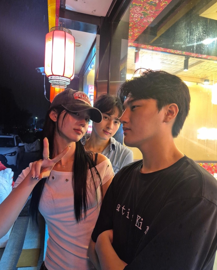 Peyz姐姐更新与Peyz相关合照：7月份炎热的北京❤️‍