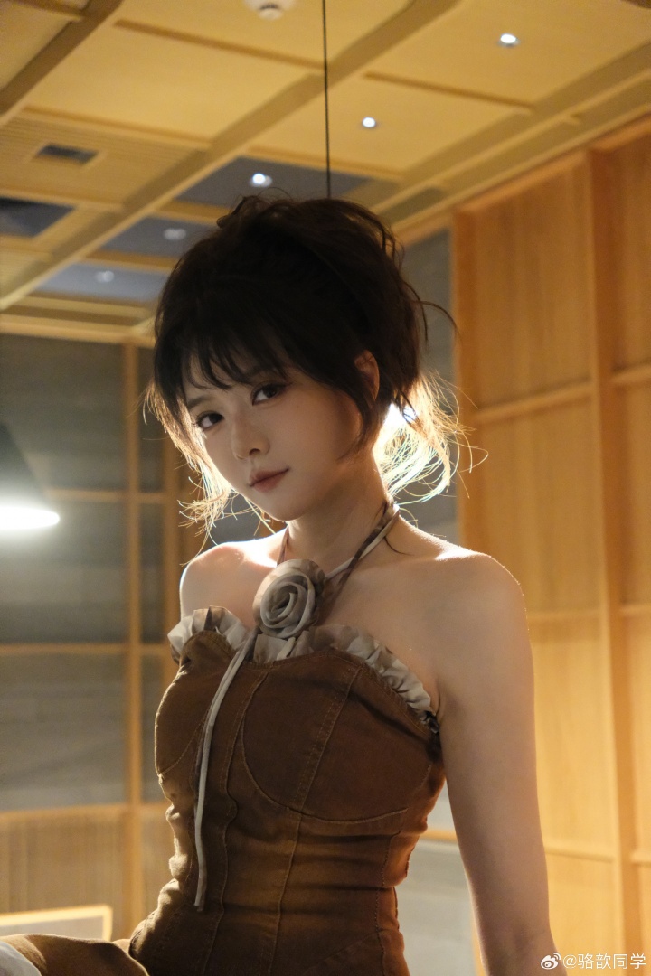 骆歆分享美照：“雀斑妆豹女，一个Q掉半管血的那种”
