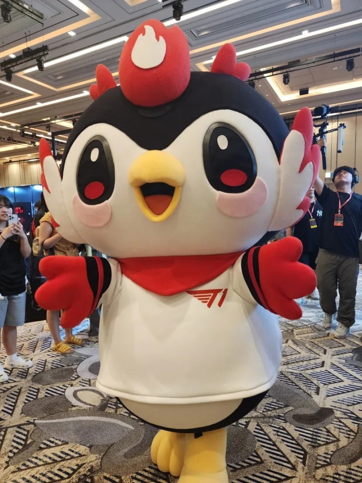 雙冠AD還要兼職人偶啊網(wǎng)傳昨日Gumayusi親自扮演T1吉祥物玩偶