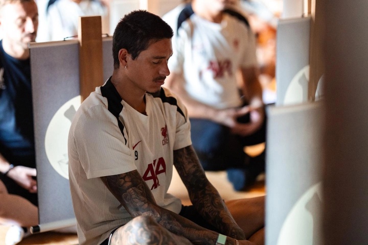 遁入佛门！利物浦日本行造访寺庙，在僧人指导下进行早晨冥想