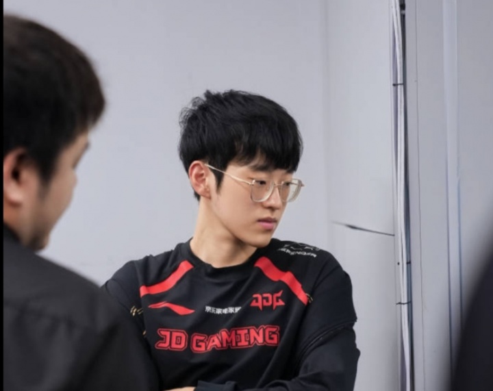 还完钱开始摆烂Scout状态低迷堪比许秀赛季至今三场全是负战绩