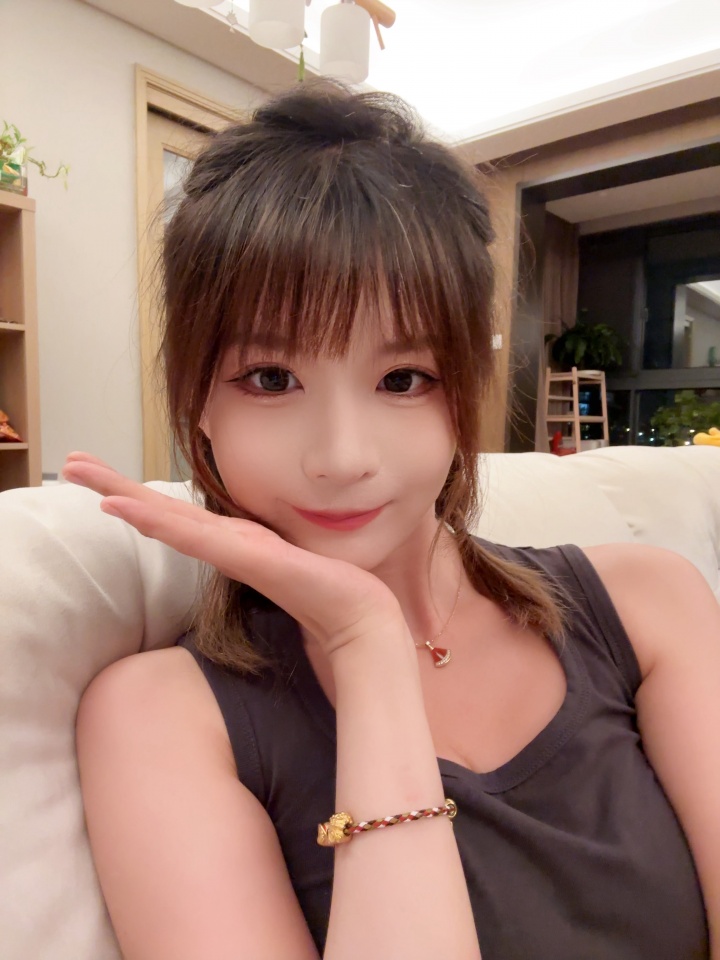 美女解說瞳夕曬出家中自拍：甜美笑容，這你受得了么