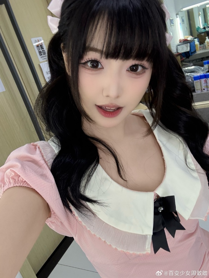 互动女主持人周敢敢晒出LPL后台自拍：今天是粉色小