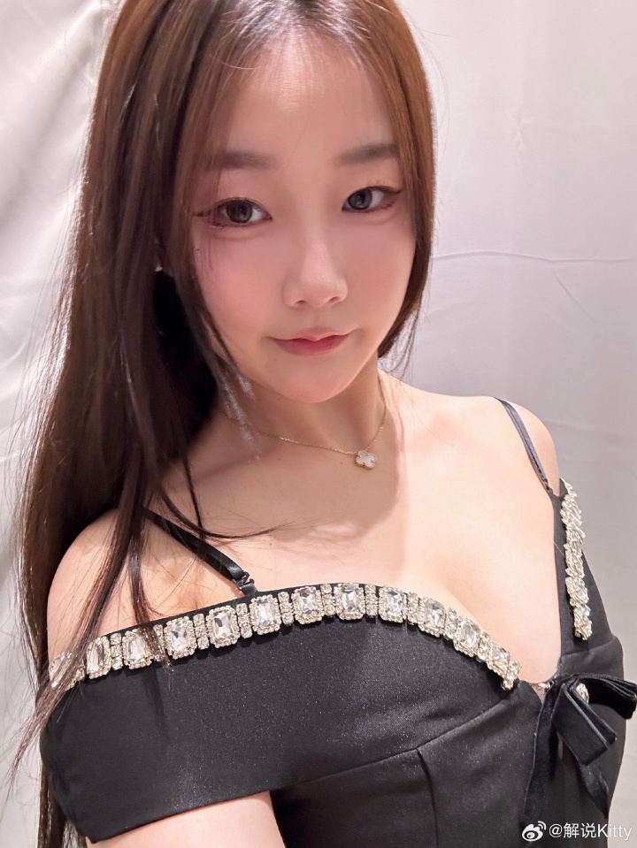 這衣服不錯(cuò)Kitty曬出自拍：好白的上半身