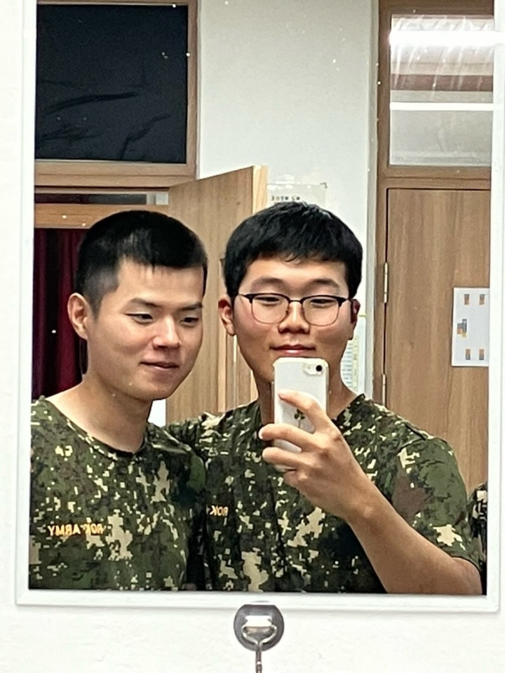 韓網(wǎng)流出Deft服兵役近照：依舊短發(fā)寸頭，身材倒是沒有瘦