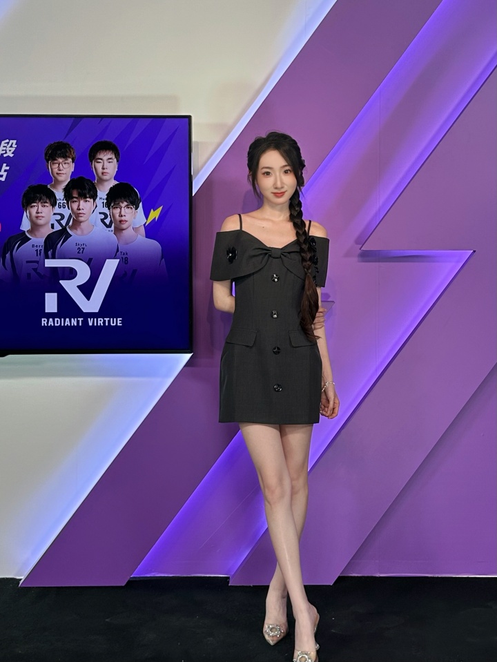 互动女主持人童童分享工作照：这白白的大长腿