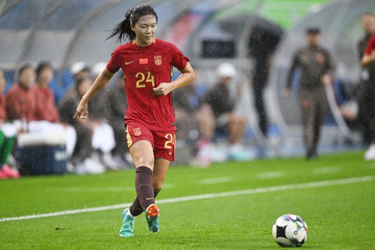 辽宁19岁后腰王爱芳：望女超&全运会双丰收想助中国女足早日崛起