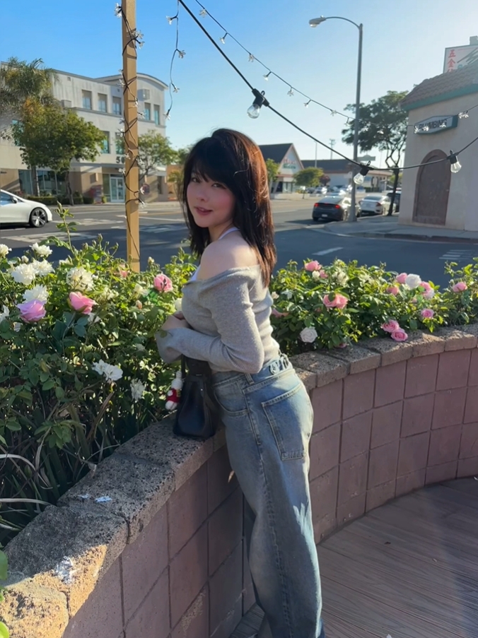 气血充足面色潮红！Mayumi更博晒照针织露肩长衫彰显好风景
