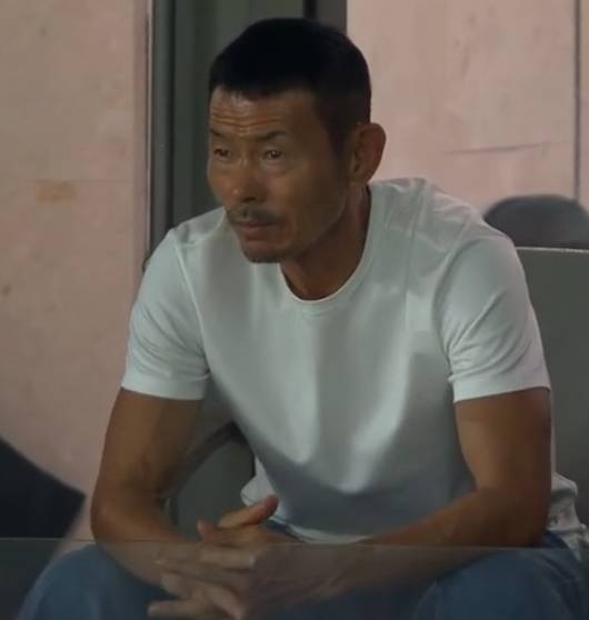 父亲孙雄正现场观看孙兴慜的热刺生涯告别战，疑似强忍泪水