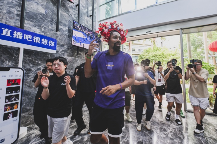 [球迷报道]NBA球星丁威迪空降直播吧 沉浸式体验闽南文化 学会爱拼才会赢！(图2)