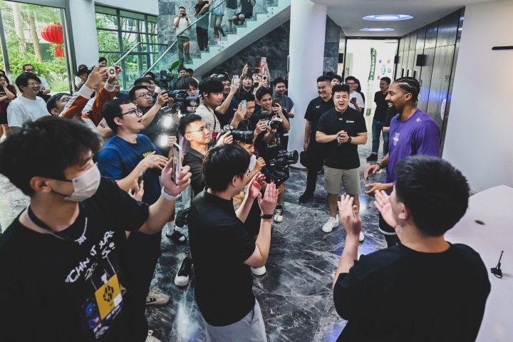[球迷报道]NBA球星丁威迪空降直播吧 沉浸式体验闽南文化 学会爱拼才会赢！(图3)