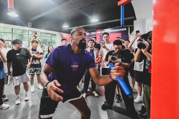 [球迷报道]NBA球星丁威迪空降直播吧 沉浸式体验闽南文化 学会爱拼才会赢！(图6)