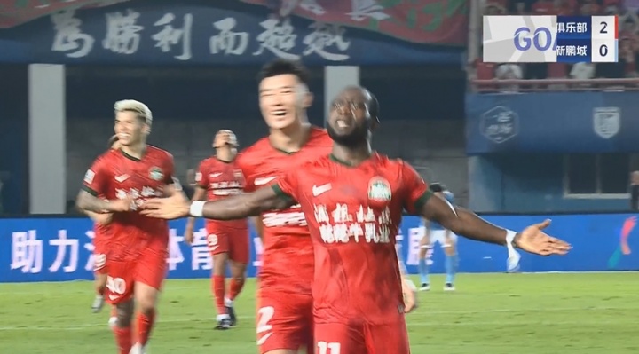 比赛第67分钟，阿奇姆彭禁区内左脚推射破门，河南2-0领先新鹏城