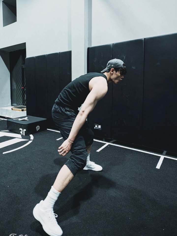[你怎么看？]留在NBA别回来了！曾凡博更新INS努力训练中！变得相当壮实啊！(图2)