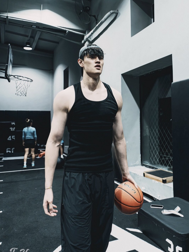 [你怎么看？]留在NBA别回来了！曾凡博更新INS努力训练中！变得相当壮实啊！(图5)