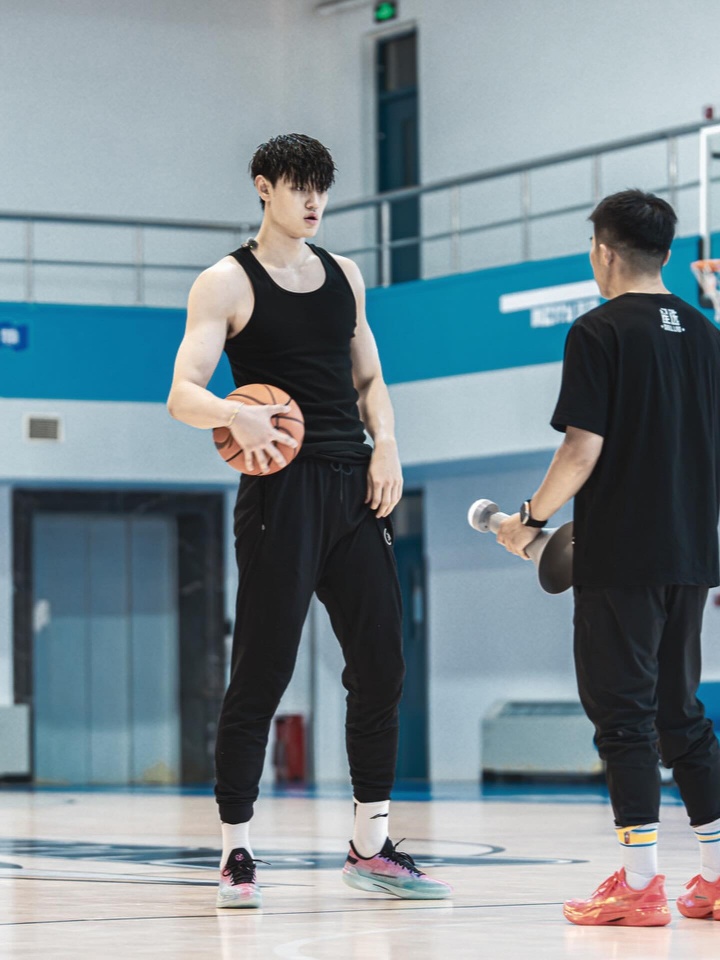 [你怎么看？]留在NBA别回来了！曾凡博更新INS努力训练中！变得相当壮实啊！(图6)