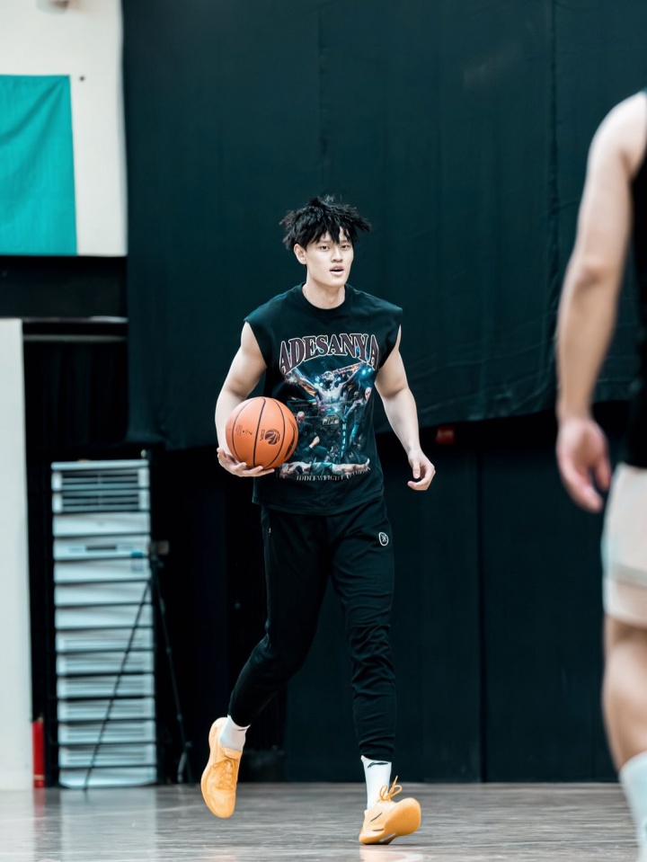 [你怎么看？]留在NBA别回来了！曾凡博更新INS努力训练中！变得相当壮实啊！(图10)
